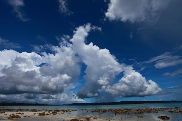 Isola di Havelock spiaggia cielo blu con nuvole bianche, Isole Andamane - India — Foto Stock