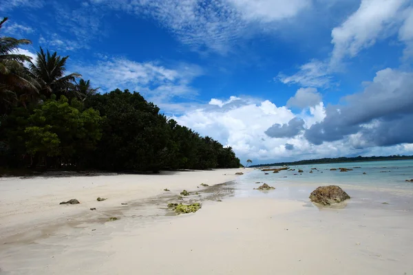 Havelock Island céu azul com nuvens brancas, Andaman Islands, Índia — Fotografia de Stock