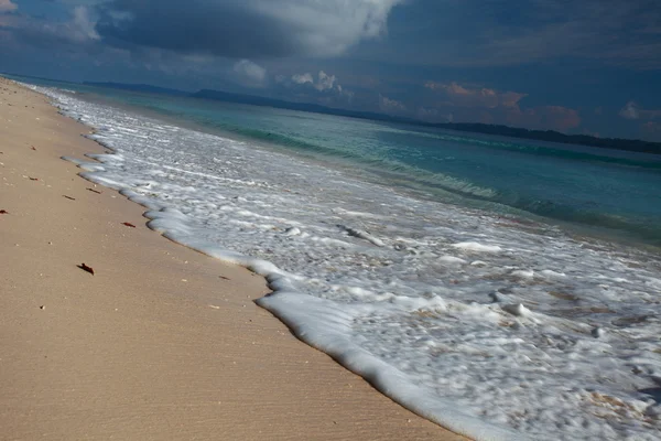 Havelock island beach blauwe hemel met witte wolken, Andamanen - india — Stockfoto