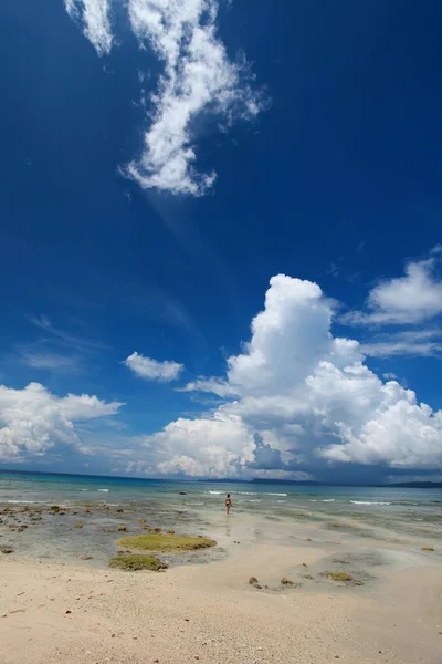 Havelock ilha praia céu azul com nuvens brancas, Andaman ilhas - Índia — Fotografia de Stock