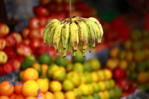 Bananas tropicales en el bazar local en la India . — Foto de Stock