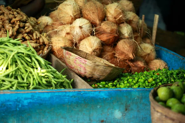 Gustose noci di cocco biologiche al mercato locale in India — Foto Stock