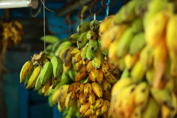 在印度当地市集的热带香蕉. — 图库照片
