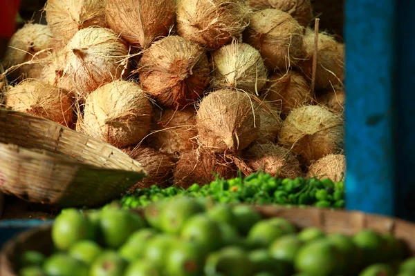 Gustose noci di cocco biologiche al mercato locale in India — Foto Stock