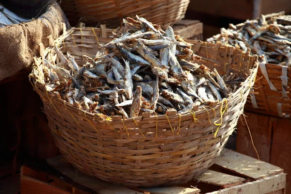 Peixes secos, produtos de frutos do mar no mercado da Índia — Fotografia de Stock