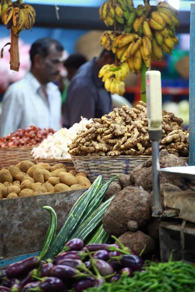 Varias frutas en el mercado local en la India — Foto de Stock