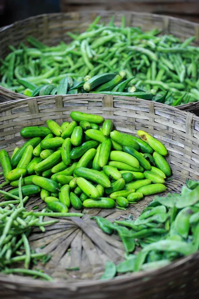 Groene paprica in traditionele plantaardige markt in india. — Stockfoto