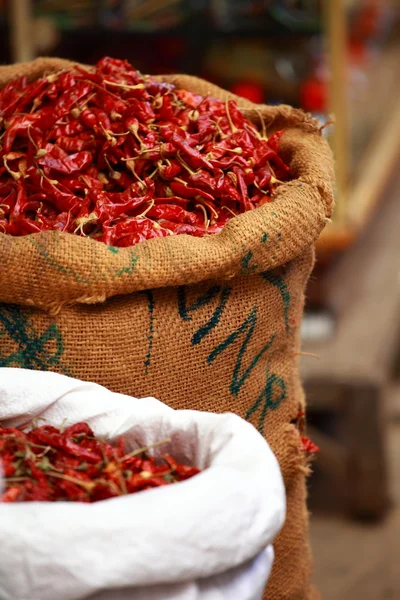 Rote Paprica auf dem traditionellen Gemüsemarkt in Indien. — Stockfoto