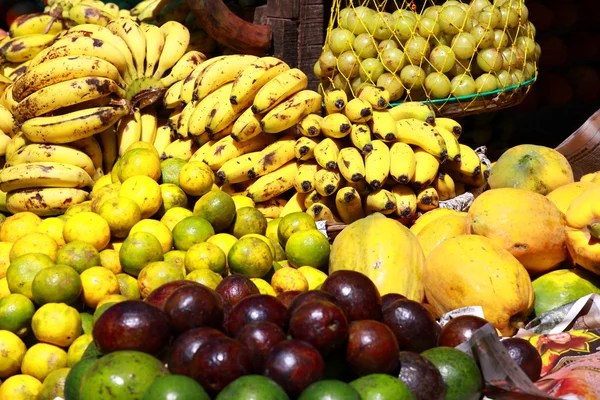 Varias frutas en el mercado local en la India — Foto de Stock