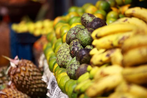 Различные фрукты на местном рынке в Индии — стоковое фото