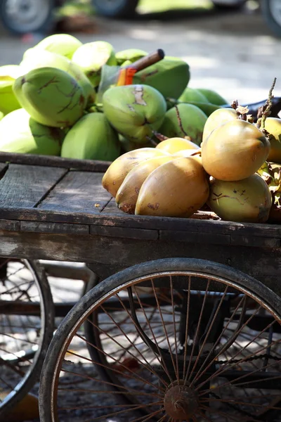 Tasty organic coconuts at local market in India — Stock Photo, Image