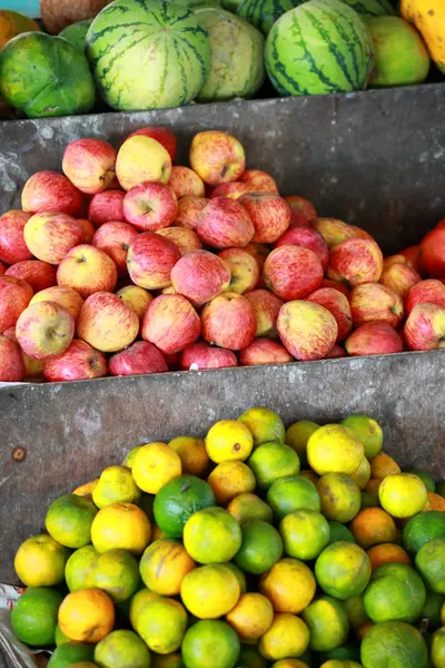 Divers légumes au marché aux légumes. Inde — Photo