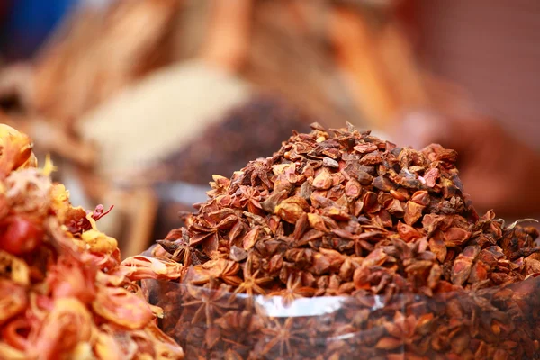 Traditionele kruiden en droge vruchten in lokale bazaar in india. — Stockfoto