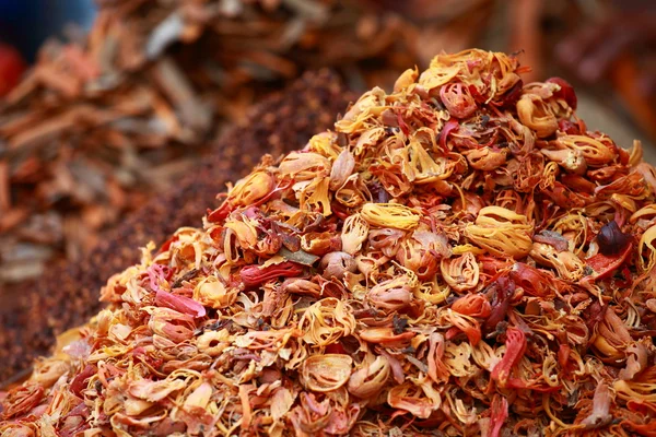 Traditionele kruiden en droge vruchten in lokale bazaar in india. — Stockfoto