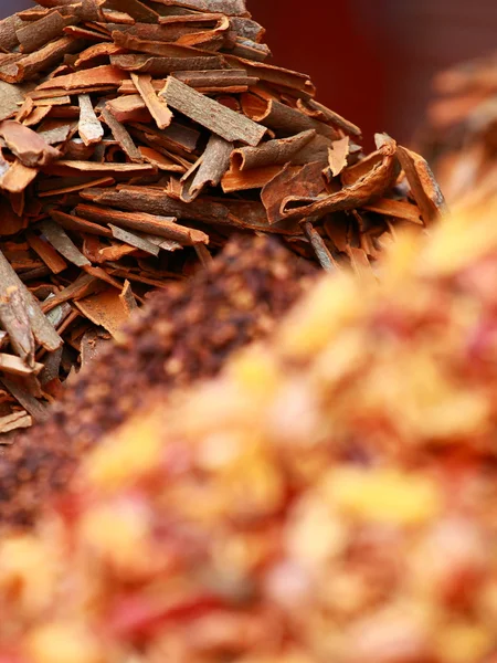 Traditionella kryddor och torkad frukt i lokala basaren i Indien. — Stockfoto