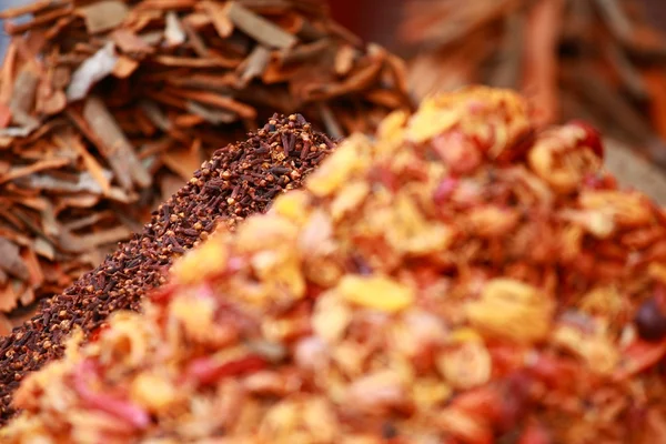 Especias tradicionales y frutas secas en el bazar local en la India . — Foto de Stock