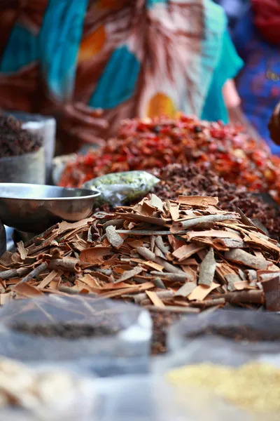 伝統的なスパイスとインドでは地元のバザールでドライ フルーツ. — ストック写真