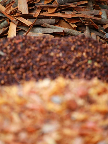 Especiarias tradicionais e frutas secas no bazar local na Índia . — Fotografia de Stock