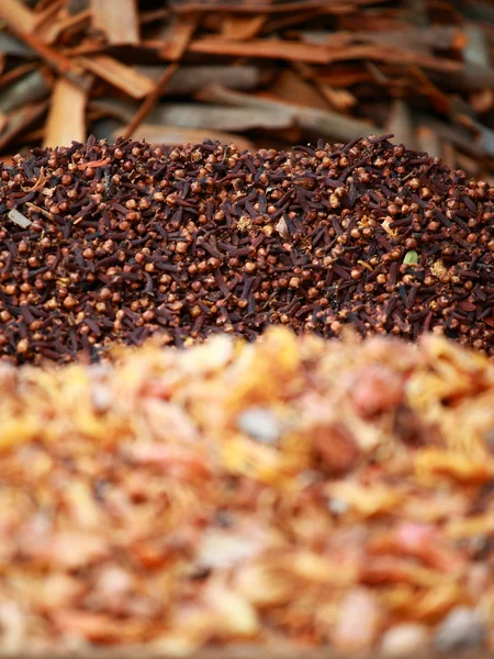 Traditionele kruiden en droge vruchten in lokale bazaar in india. — Stockfoto