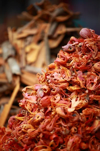 Traditionele kruiden en droge vruchten in lokale bazaar in india. — Stockfoto