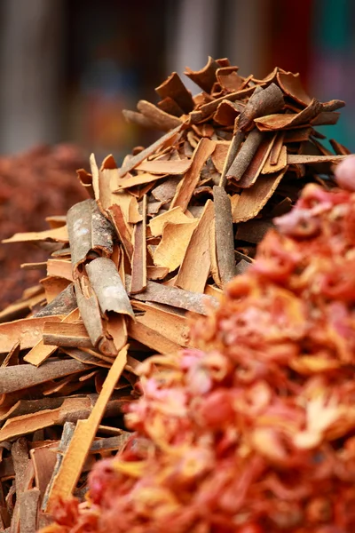 Traditionella kryddor och torkad frukt i lokala basaren i Indien. — Stockfoto