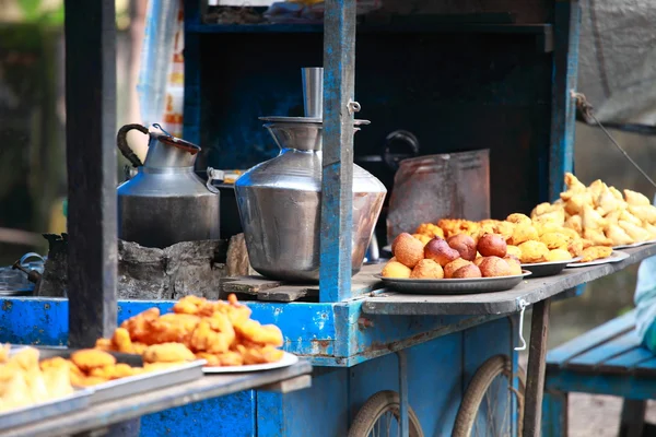 Cuisine traditionnelle indienne dans la rue . — Photo