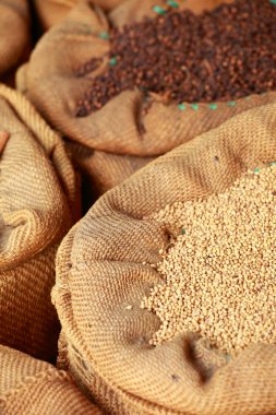 geleneksel baharat ve Hindistan Yerel Pazar içinde kuru meyve.