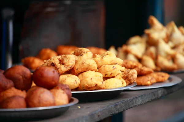 Традиційні страви Індії на вулиці. — стокове фото