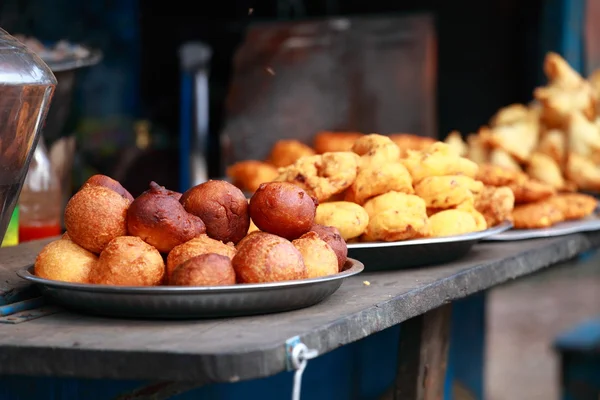 Traditionelles indisches Essen auf der Straße. — Stockfoto