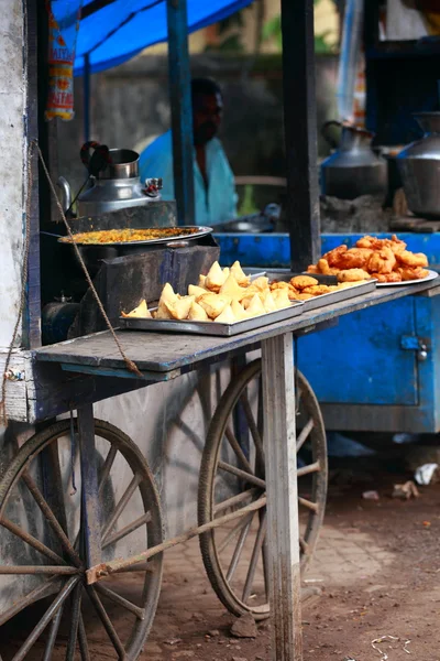 Cibo tradizionale indiano per strada . — Foto Stock