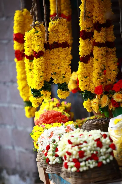 Guirlandes de fleurs pour la cérémonie religieuse hindoue — Photo