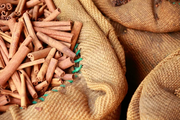 Grand sac avec bâtonnets de cannelle sur le marché indien — Photo