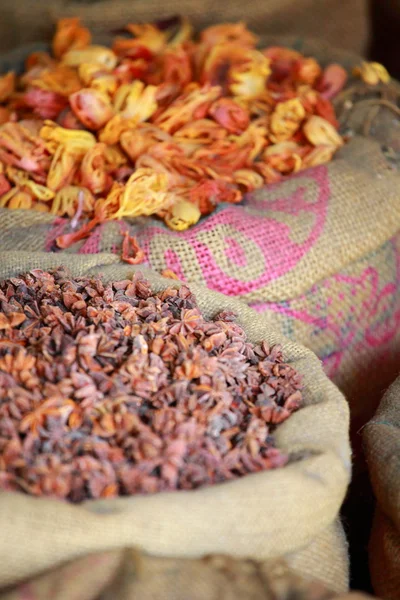 Hagyományos fűszerek és száraz gyümölcsök helyi bazárban Indiában. — Stock Fotó