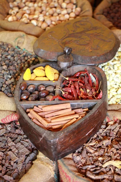 Traditionele kruiden en droge vruchten in lokale bazaar in india. — Stockfoto