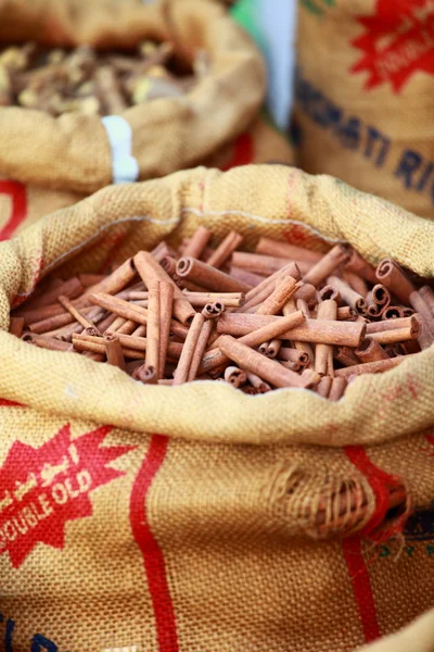 Grand sac avec bâtonnets de cannelle sur le marché indien — Photo