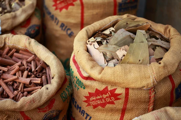 Traditionele kruiden en droge vruchten in lokale bazaar in india. — Stockfoto