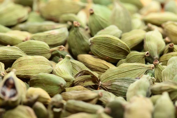 Grüne Kardamomkerne. aromatische Gewürz.Textur Hintergrund — Stockfoto