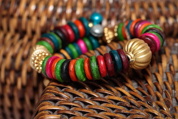 Vue rapprochée du bracelet indien coloré . — Photo