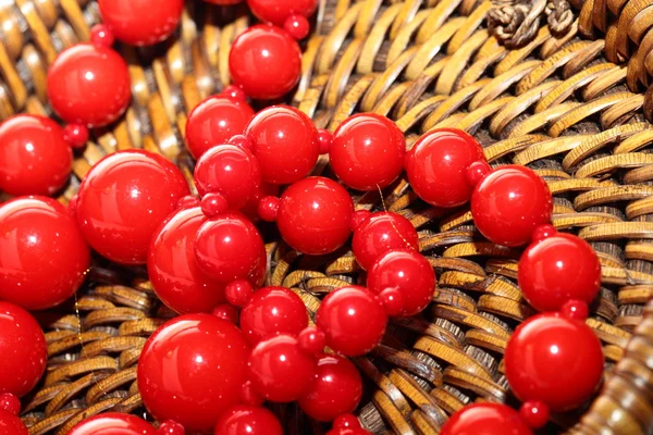 Rött halsband över brun korg bakgrund — Stockfoto