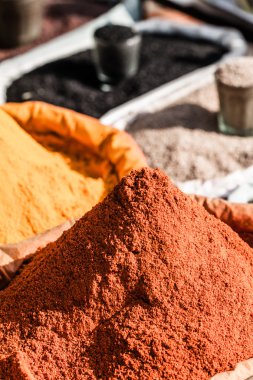geleneksel baharat pazarında Hindistan.