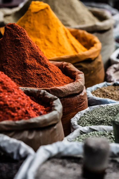 Mercado de especias tradicionales en la India . — Foto de Stock