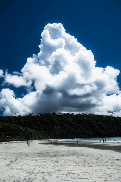 Céu azul e nuvens na ilha de Havelock. Ilhas Andaman, Índia — Fotografia de Stock