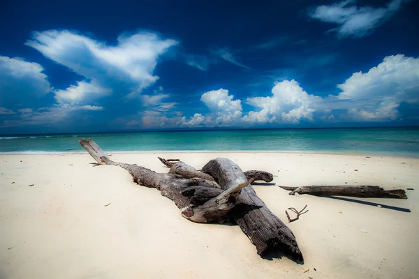 蓝蓝的天空和云的哈夫洛克岛。印度安达曼群岛 — 图库照片