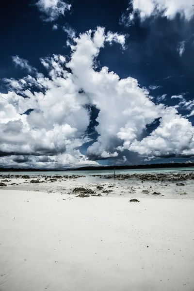 Transparent sea water and blue sky with clouds — Stock Photo, Image