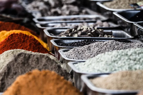 Mercado de especias tradicionales en la India . — Foto de Stock