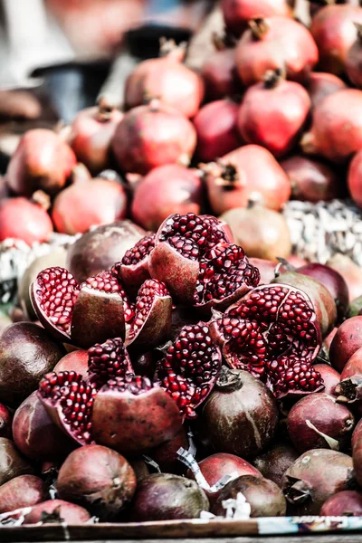 Juicy pomegranate in local market in India — Stock Photo, Image