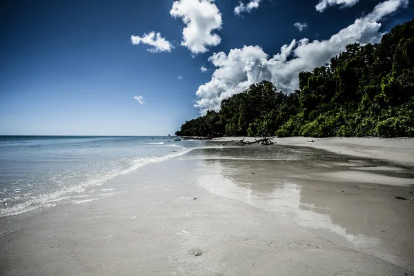 Blå himmel och moln i havelock island. Andamanerna, Indien — Stockfoto