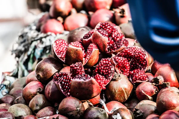 Sappige granaatappel in lokale markt in india — Stockfoto