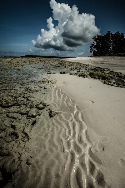 Agua de mar transparente y cielo azul con nubes —  Fotos de Stock