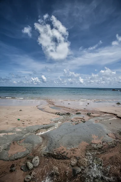 蓝蓝的天空和云的哈夫洛克岛。印度安达曼群岛 — 图库照片
